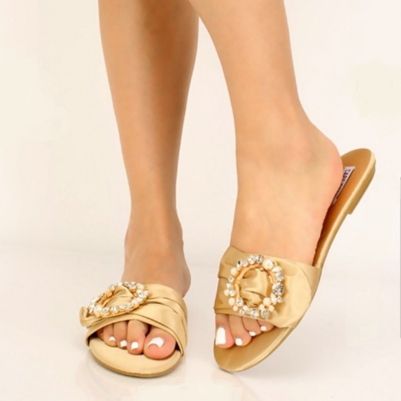 Shoes - 🆕️ NUDE RHINESTONE SLIP-ON SANDALS